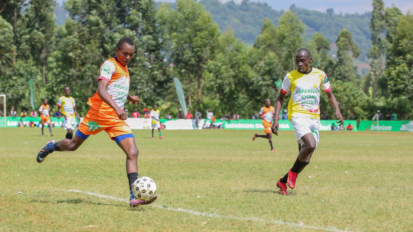 Makori Rorwell of Ichuni FC (L) fight for the ball with Rashid Williamin of Small Simba FC. PHOTO/SAFARICOM